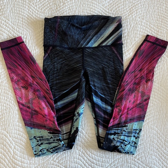 Lululemon run tight with back zip pocket - Picture 2 of 3